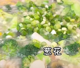 上汤西兰花配鸡肉卷   西兰花炒虾仁的做法 步骤16