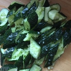 比饭店里还好吃的「凉拌黄瓜🥒」的做法 步骤2