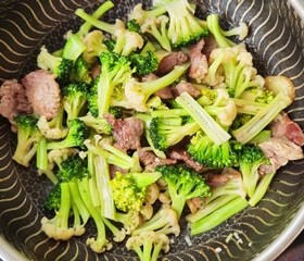 肉炒双花（西兰花菜花）的做法 步骤7