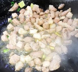 豌豆炒肉-营养丰富-超下饭  不辣（适合挑食偏食的儿童）的做法 步骤3