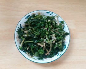 腊肉炒菜干（西兰花干）的做法 步骤6