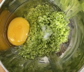 儿童5分钟早餐【西兰花饼】的做法 步骤3