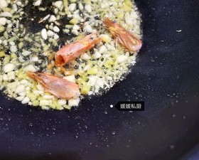 西兰花虾仁豆腐汤的做法 步骤2