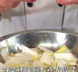 白菜炒梅肉的做法 步骤9