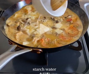 咸蛋黄虾仁豆腐菌菇煲的做法 步骤3