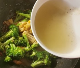 在英国怎么做饭——腐竹西兰花炒虾的做法 步骤9