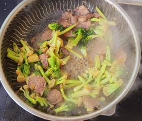 肉炒双花（西兰花菜花）的做法 步骤8