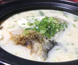 鱼头汤（鱼头豆腐时蔬汤、味鲜汤白有窍门)的做法 步骤14