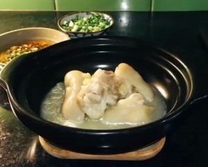 老妈味道【豌豆蹄花汤】浓白香·配上麻辣鲜香蘸料的做法 步骤9