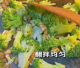 清爽低卡减脂餐核桃仁葡萄干炒西蓝花的做法 步骤4