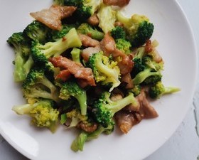 先把肉腌制一下，西兰花炒肉，绝对颠覆你的味蕾的做法 步骤12