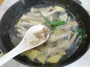 百香果酸辣鸡脚的做法 步骤5