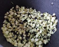 蒜苔肉末茄子~~孩子们超爱吃的米饭拌料，吃面条、做卷饼都超好吃的做法 步骤3