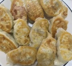 包饺子（内附饺子包法视频和煎饺做法以及白菜猪肉馅，黄瓜虾仁馅，韭菜鸡蛋木耳虾仁馅，小白菜木耳猪肉虾仁馅 鱼馅等调制方法）的做法 步骤17