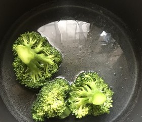 西兰花🥦蒸蛋（辅食）的做法 步骤2