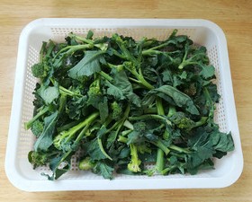 腊肉炒菜干（西兰花干）