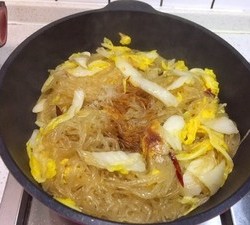 白菜炒粉条，米饭都省了|马克西姆不粘锅的做法 步骤8