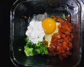 西兰花胡萝卜虾仁鸡蛋饼的做法 步骤2