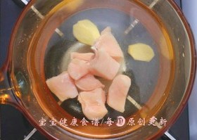 西蓝花胡萝卜鸡肉粥 宝宝健康食谱的做法 步骤2