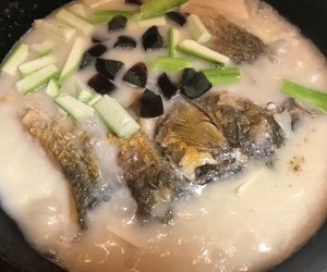 鱼头汤（鱼头豆腐时蔬汤、味鲜汤白有窍门)的做法 步骤13