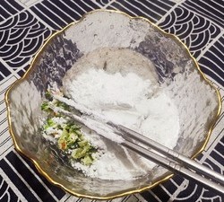 这样做饭宝宝抢着吃蔬菜鲜虾饼的做法 步骤5