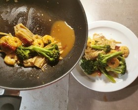 在英国怎么做饭——腐竹西兰花炒虾的做法 步骤12