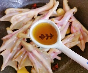 家常酱香鸭掌煲~鸭掌软烂入味，酱香浓郁的做法 步骤5