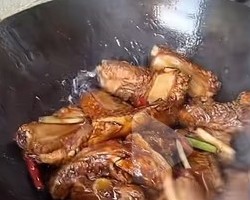 午餐排骨土豆炖玉米，鸡蛋羹，煲仔饭   排骨胡萝卜玉米汤  山药排骨玉米汤   西红柿玉米排骨汤  棒骨玉米山药汤  油麦菜  口蘑炒肉  排骨焖面的做法 步骤8