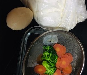 西兰花胡萝卜虾仁鸡蛋饼