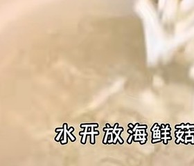 上汤西兰花配鸡肉卷   西兰花炒虾仁的做法 步骤2