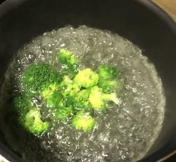 宝宝辅食-奶香西蓝花蒸糕的做法 步骤2