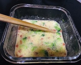 西兰花胡萝卜虾仁鸡蛋饼的做法 步骤3