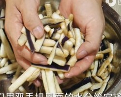 鱼香茄子煲的做法 步骤3