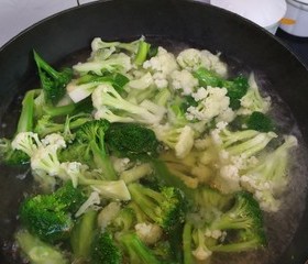 肉炒双花（菜花，西兰花）的做法 步骤2