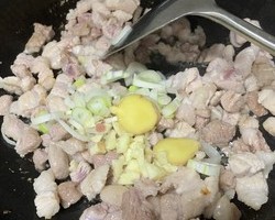 五花肉茄子炖土豆的做法 步骤7