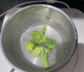 九个月大宝宝辅食：西蓝花淮山牛肉粥的做法 步骤2