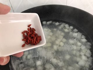 冬瓜粉丝肉丸清汤,煮至出锅前一分钟加入枸杞