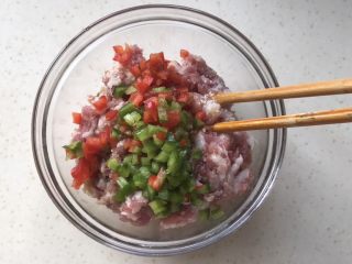 浇汁香芋肉丸子,倒进肉末里一起拌匀备用