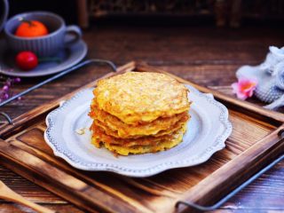 雪虾鸡蛋饼 （宝宝补钙佳品）,菜谱的配方量可做6个小雪虾鸡蛋饼。