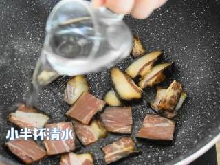 芥蓝炒腊肉—芥蓝清脆爽口，腊肉越嚼越香,倒入小半杯清水，炒出腊肉的盐分。