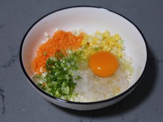 蔬菜肉饼,打入一个鸡蛋