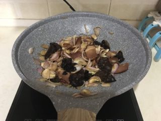 10分钟快手菜  毛葱木耳炒腊肉,翻炒均匀即可