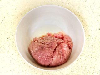 超级鲜美无敌肉丸靓汤,开始调制肉馅儿：精瘦肉内加入一个鸡蛋清
精瘦肉是从超市买的时候，就将其搅碎，尽量搅碎、搅细。如果不够细腻的话，需要回来再继续剁成肉糜。