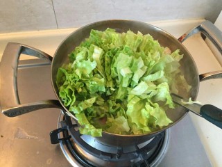 生菜肉丸粥,继续放入锅中。小火熬制。