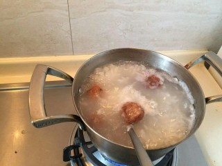 生菜肉丸粥,放入粥中。5-10颗美味的肉圆。小火继续煮，要把肉圆煮熟。