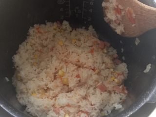 🍚轻食养生饭,将饭搅拌均匀

让番茄素均匀与饭粒结合