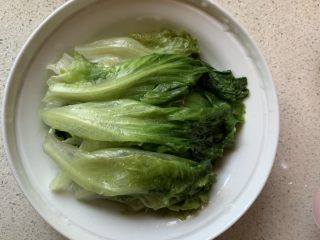 蚝油生菜,捞出过凉水，装盘。