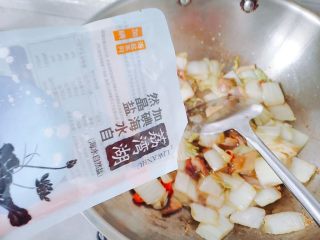 年味&香蒜腊肉炒白菜帮,试下味道，因为腊肉里有盐，所以尝下菜帮子的味道，我觉得加一点点盐，味道更好。