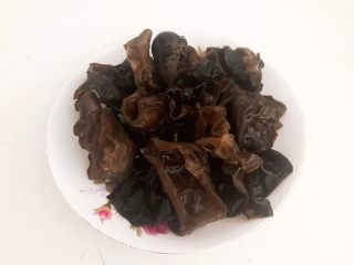 10分钟快手菜  毛葱木耳炒腊肉,把泡发好的木耳清洗干净