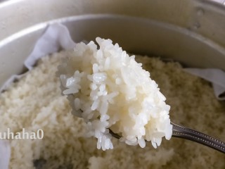 糯米红豆糕,蒸好的糯米饭口感软糯、软硬适中，放凉待用。